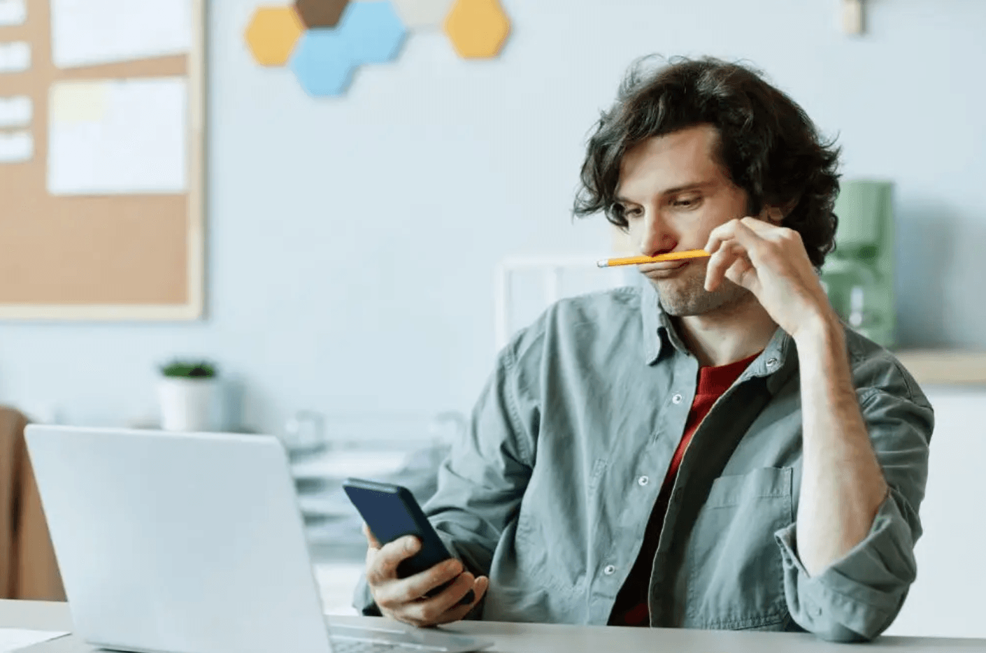 Tại sao bộ não cứ "bàn lùi" mỗi khi bạn định làm việc khó?